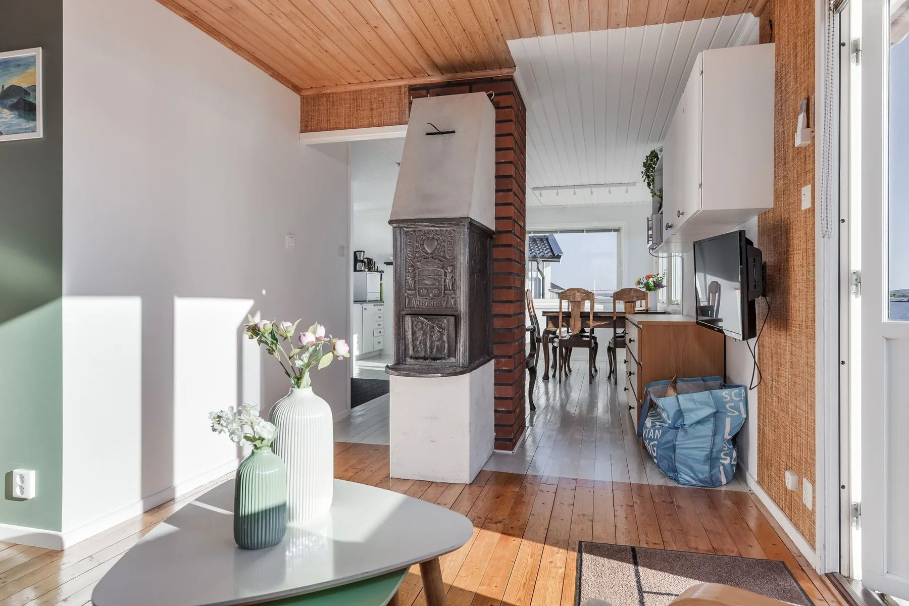 Holiday house with sea views and private beach on Tjörn | SE09009