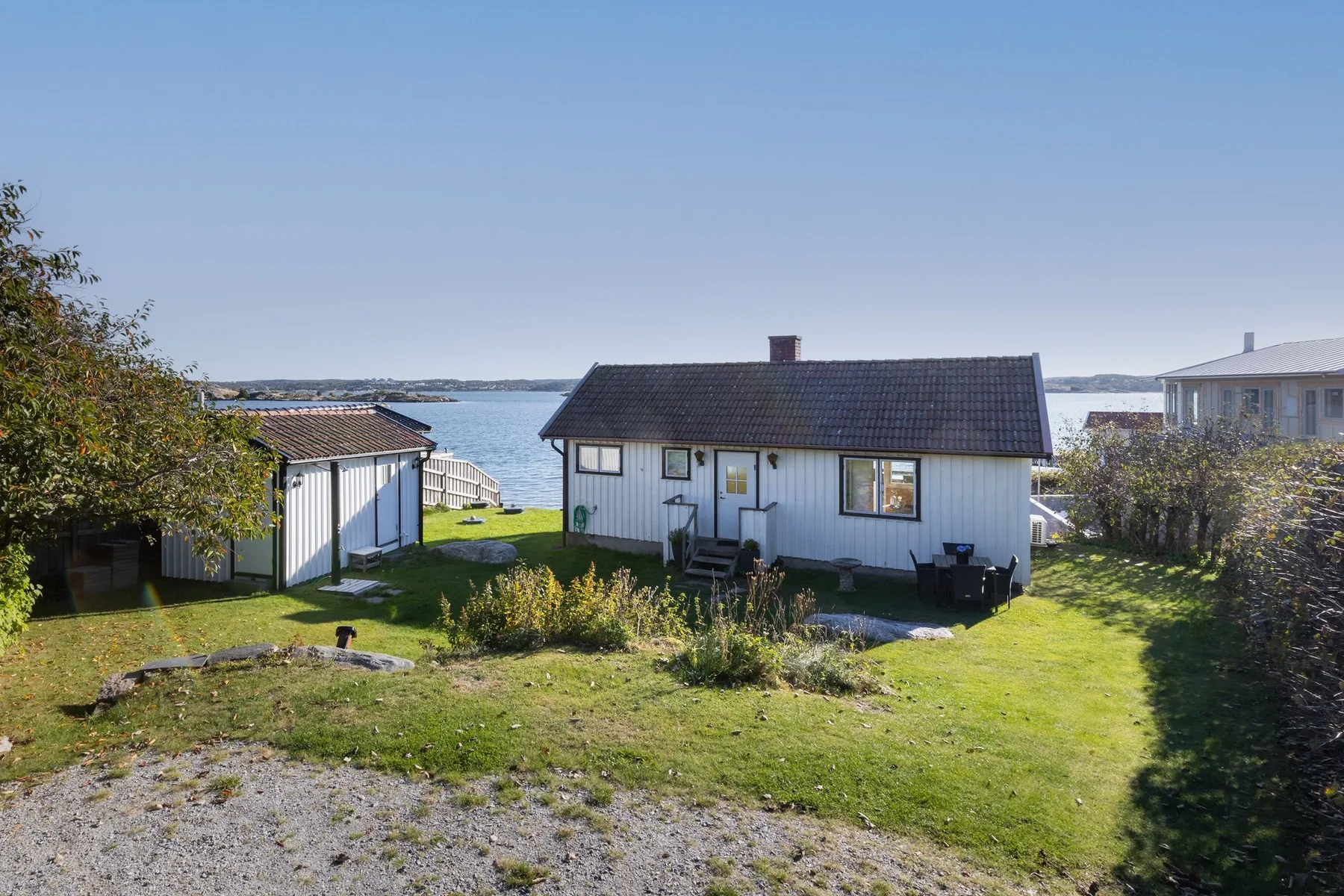 Holiday house with sea views and private beach on Tjörn | SE09009