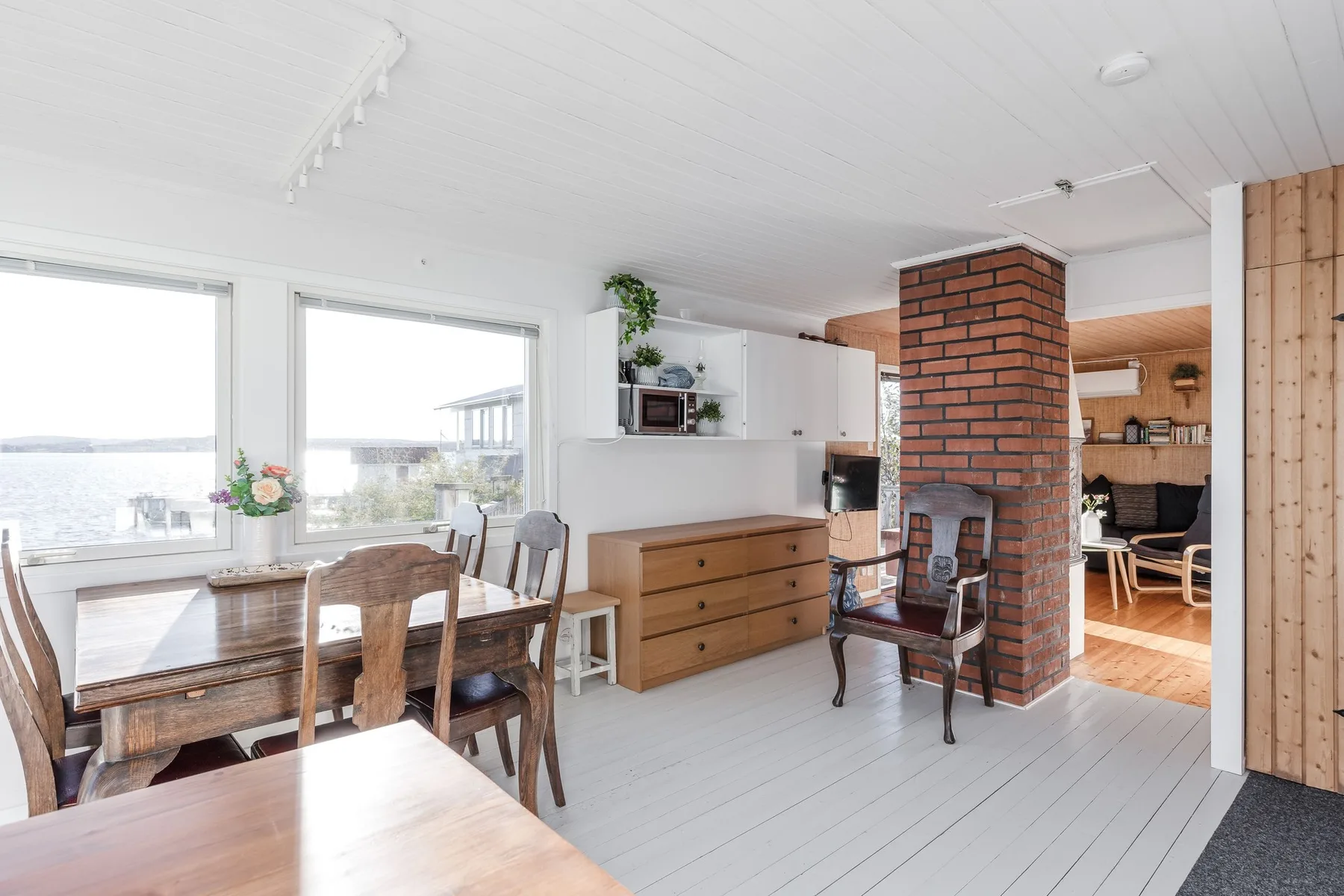 Holiday house with sea views and private beach on Tjörn | SE09009