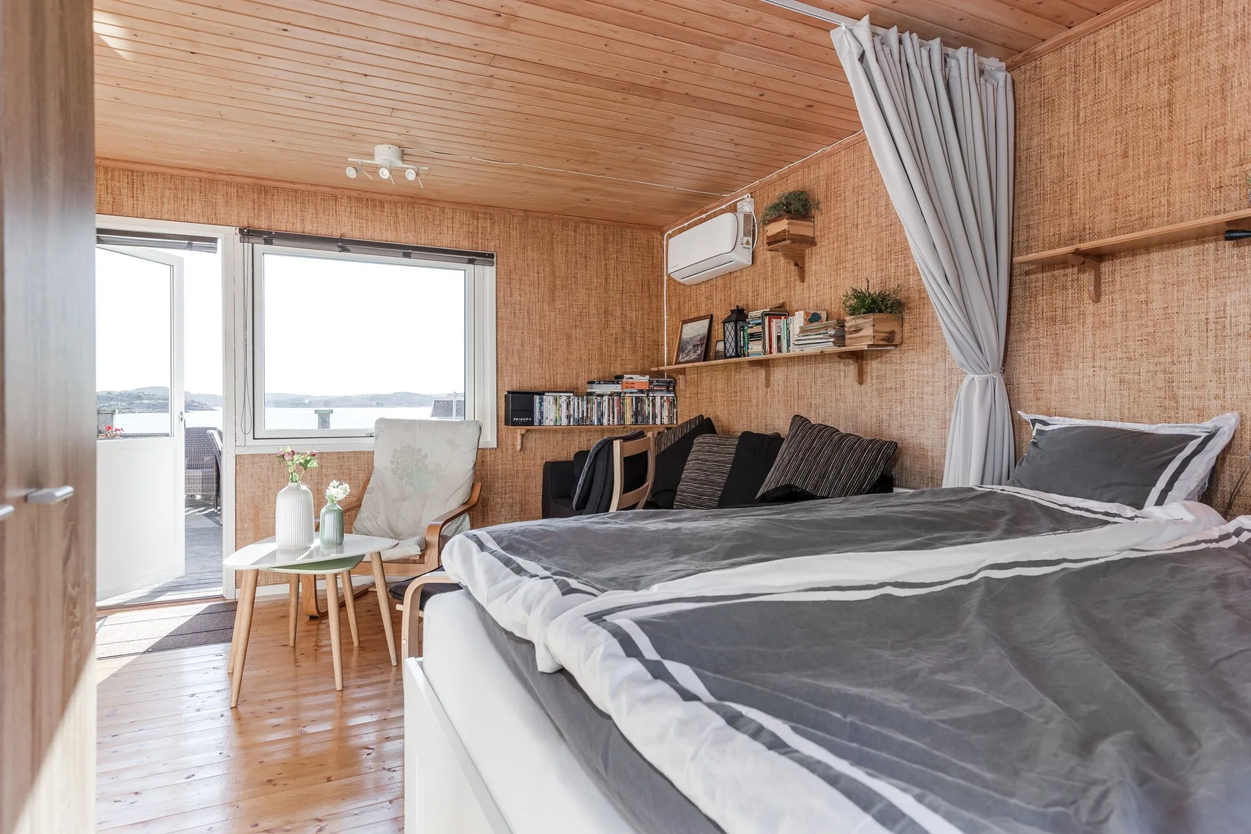Holiday house with sea views and private beach on Tjörn | SE09009