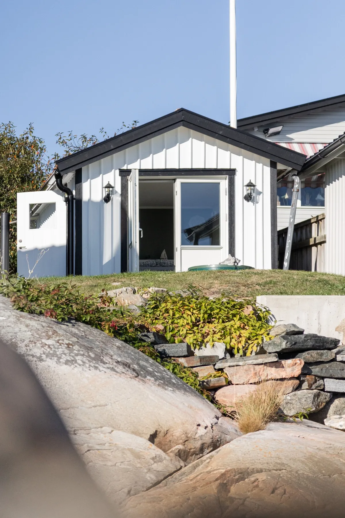 Holiday house with sea views and private beach on Tjörn | SE09009