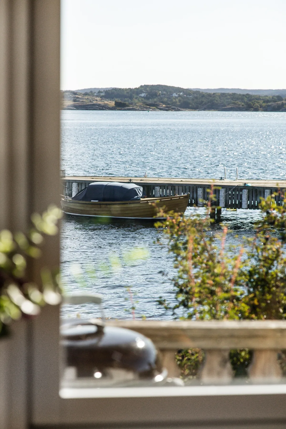 Holiday house with sea views and private beach on Tjörn | SE09009