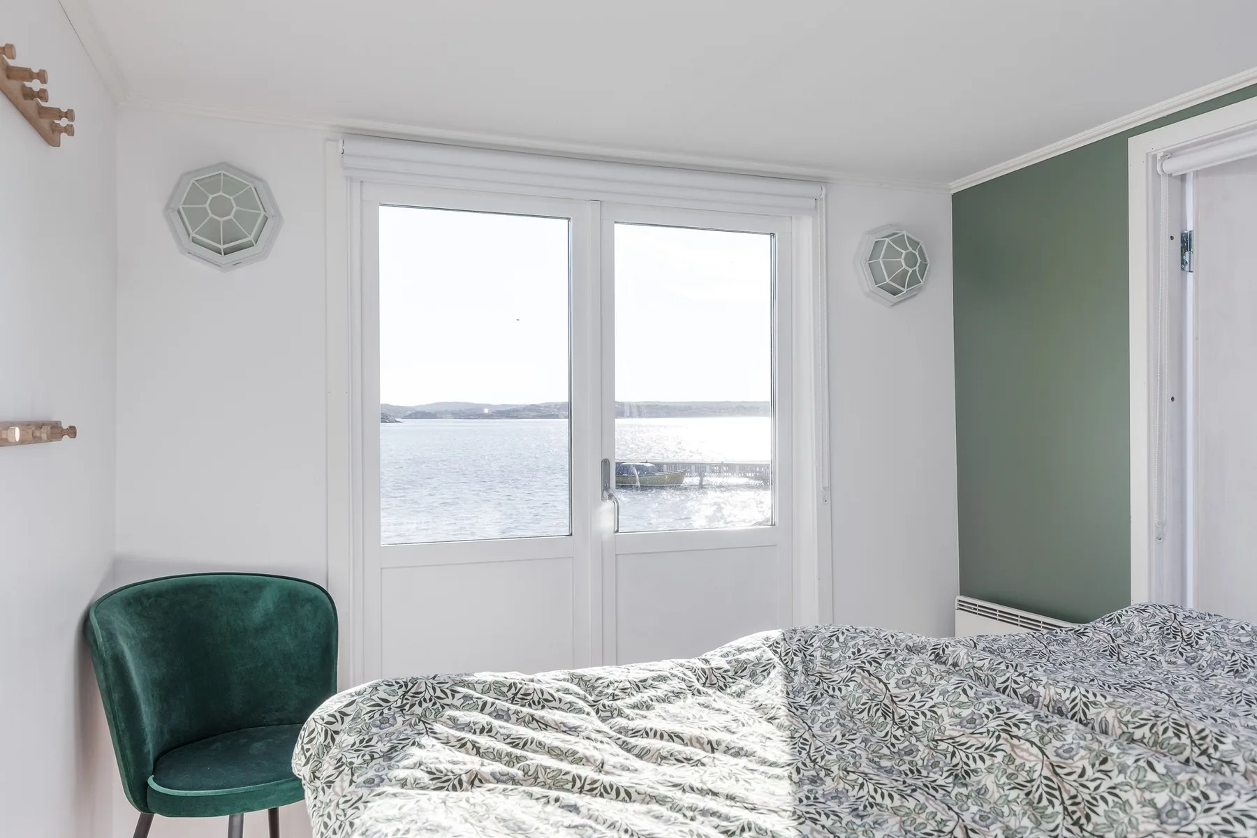 Holiday house with sea views and private beach on Tjörn | SE09009