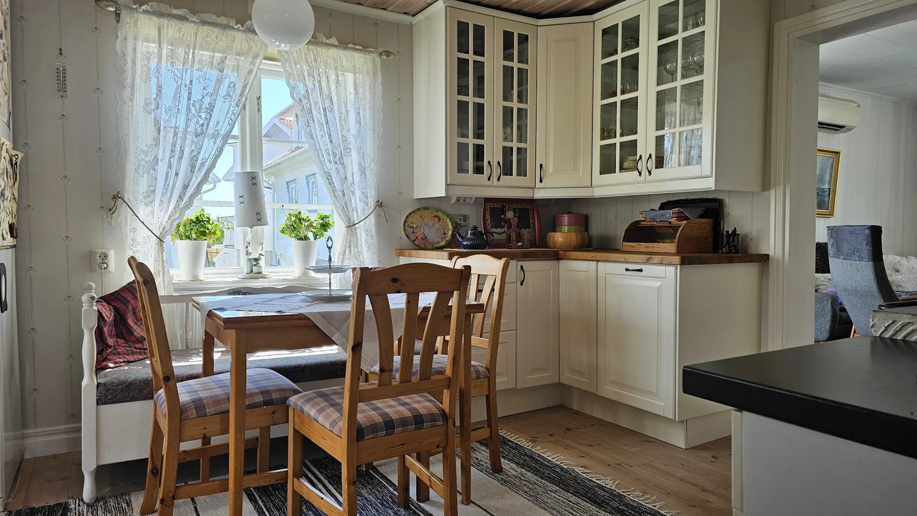 West Coast house 50m from the harbor in Edshultshall | SE09108