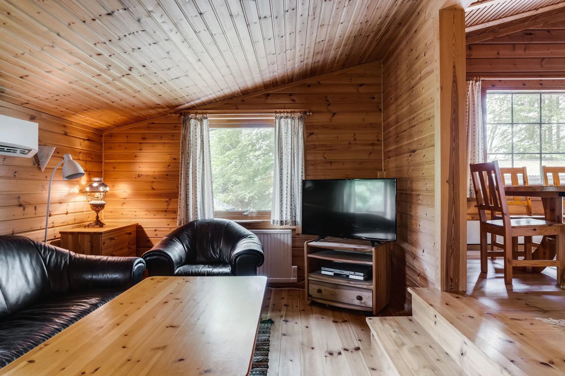Cozy cottage with proximity to fishing | SE02005