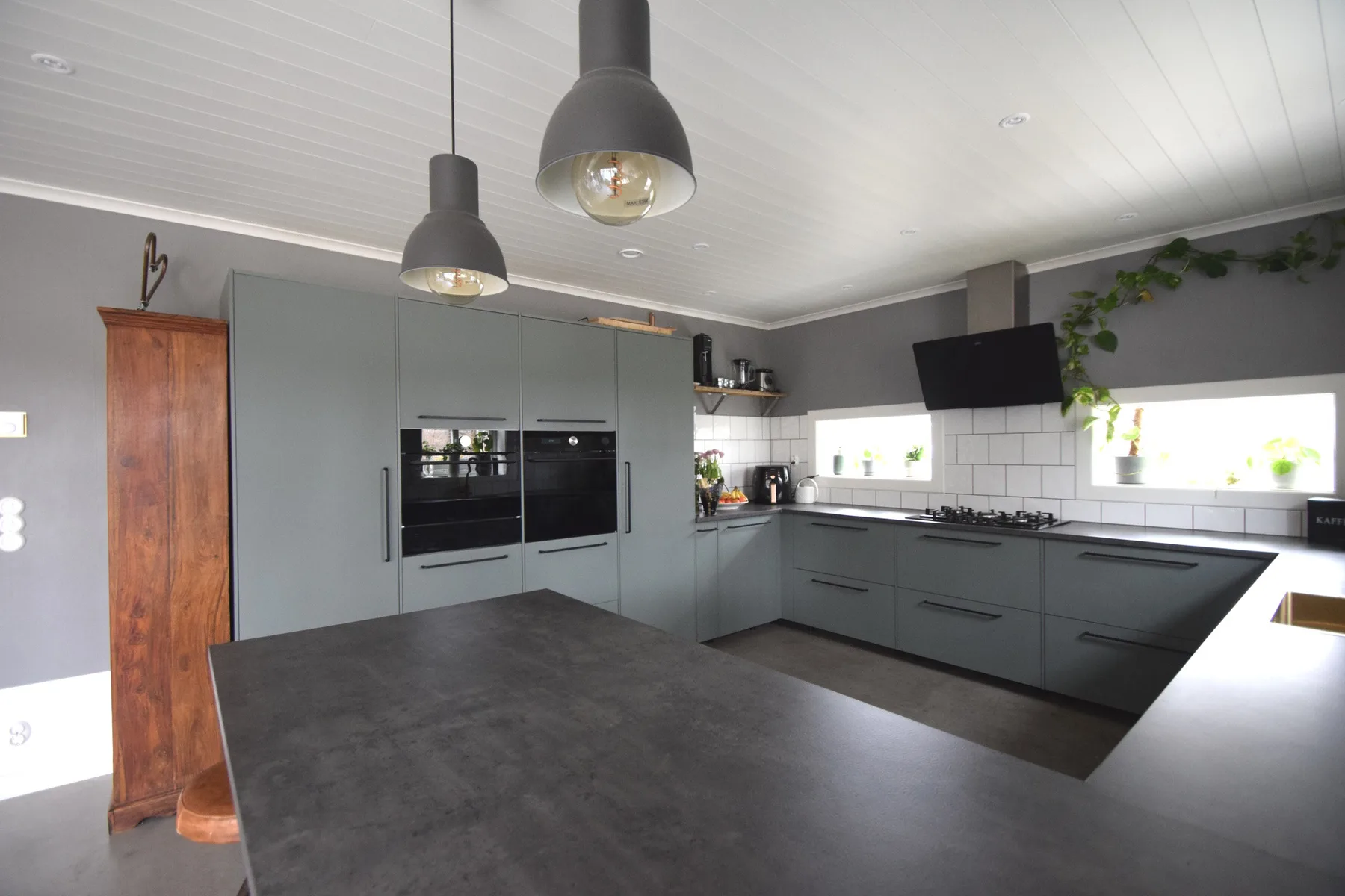 Newly built house near the sea & beach | SE09166