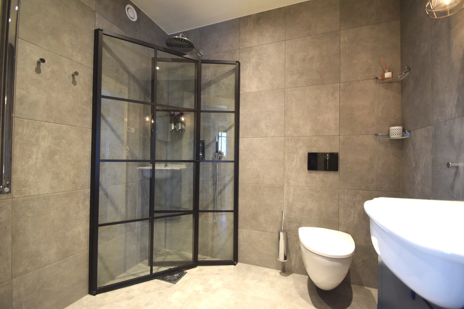 Newly built house near the sea & beach | SE09166