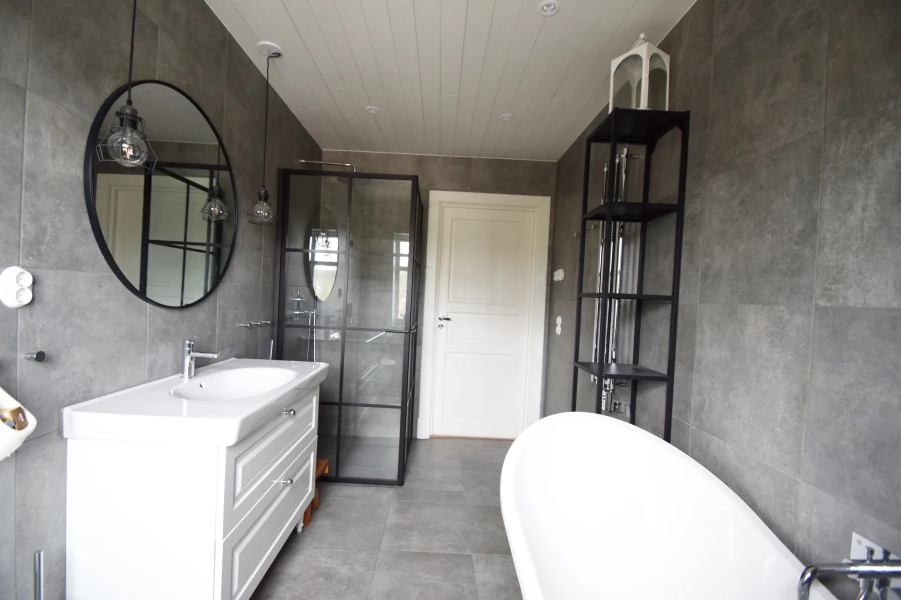 Newly built house near the sea & beach | SE09166