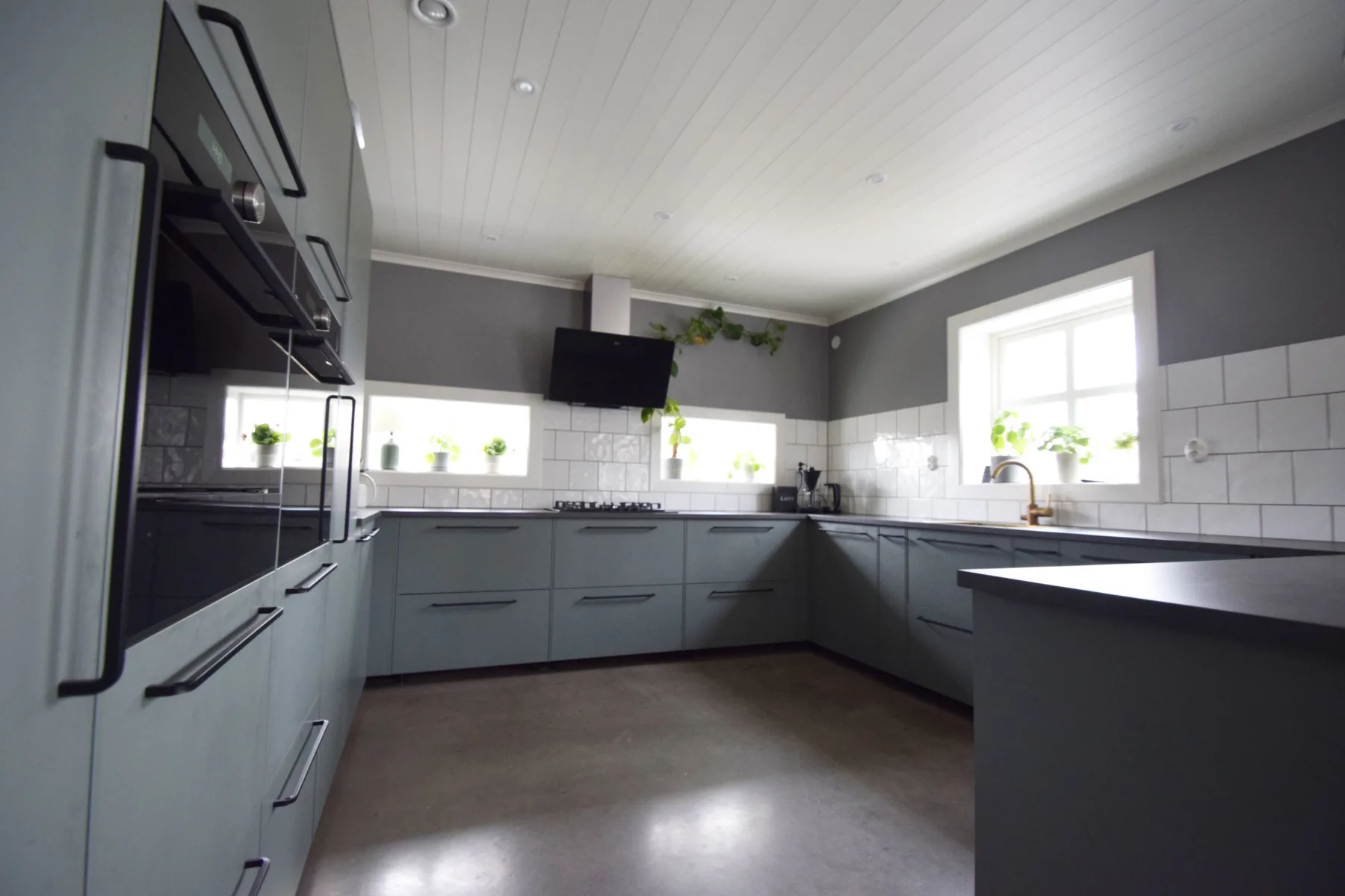 Newly built house near the sea & beach | SE09166