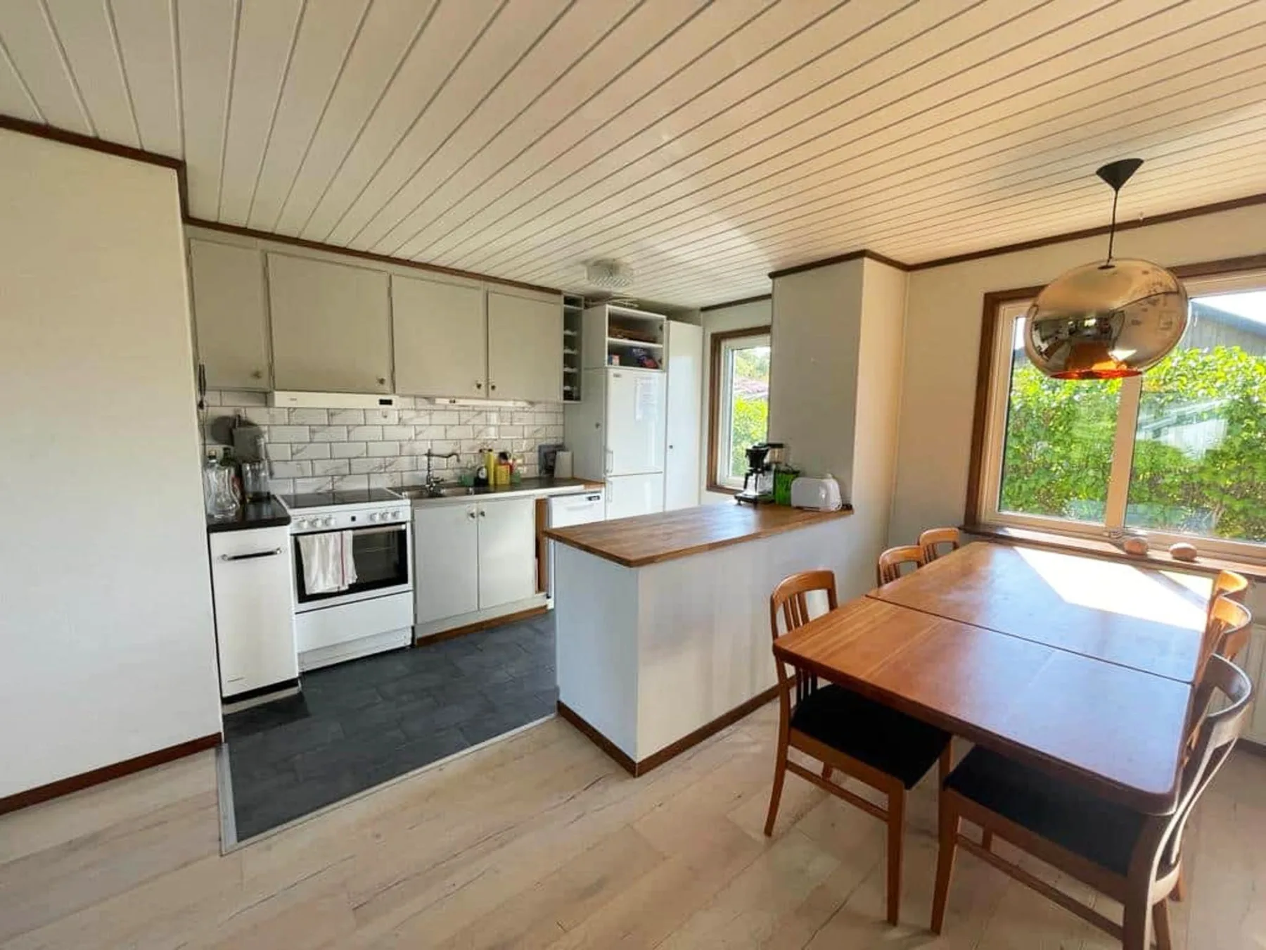 Cottage near beach and jetty | SE09159