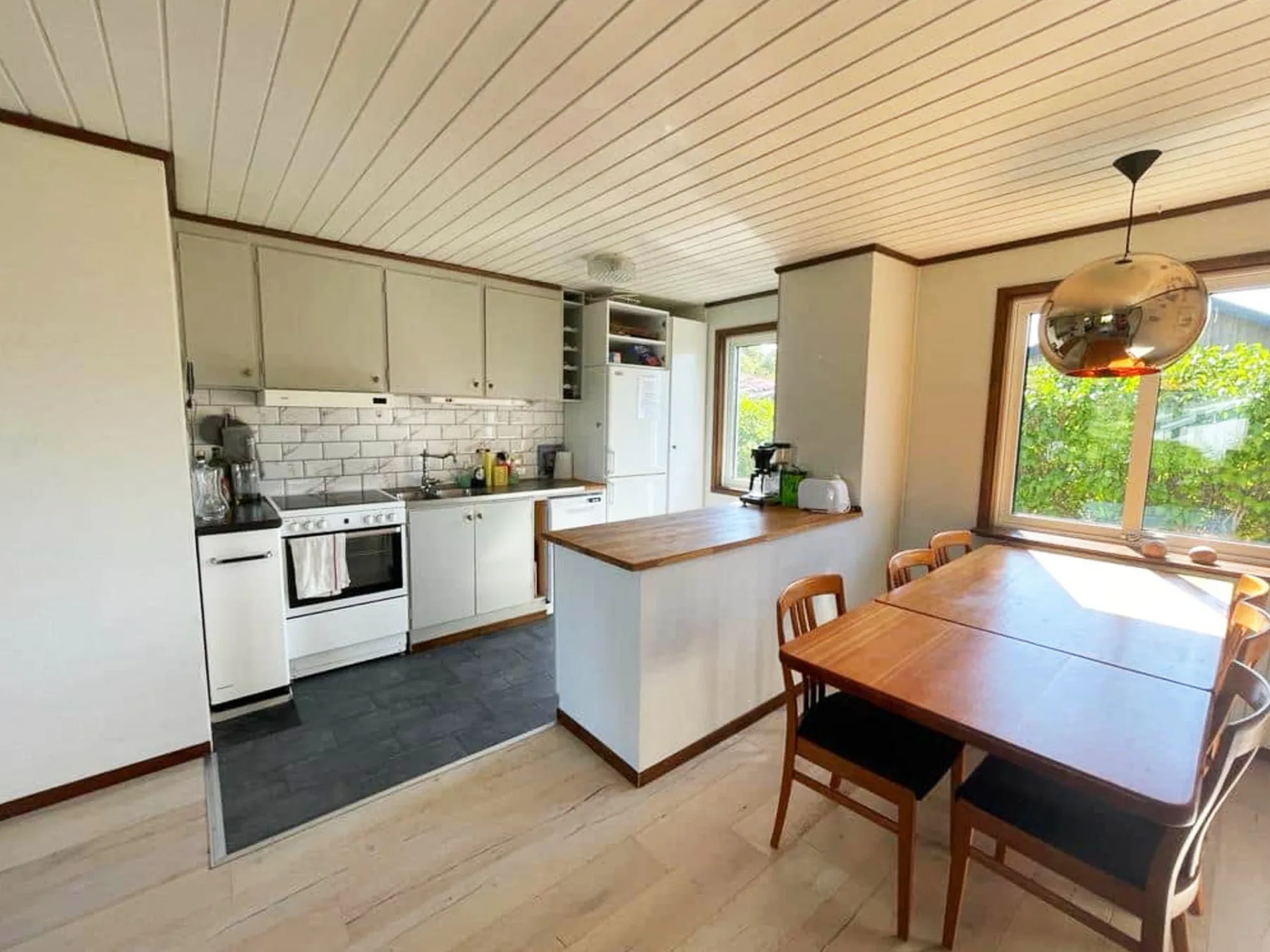Cottage near beach and jetty | SE09159