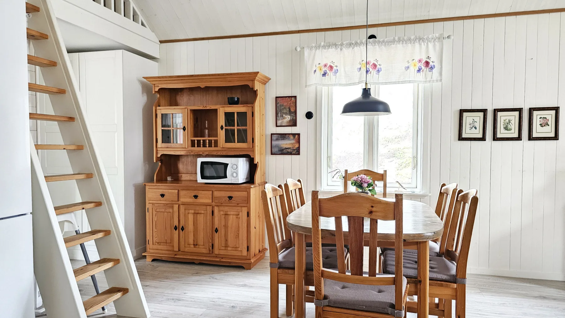 Two cozy cottages, 400 m to the sea | SE09118