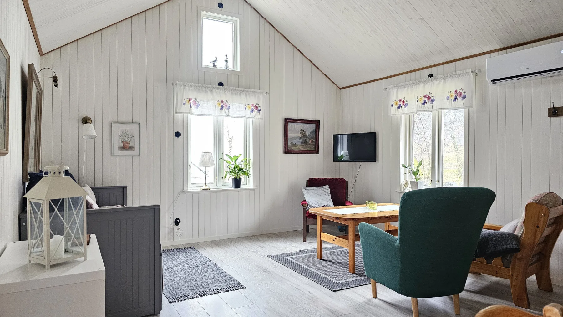 Two cozy cottages, 400 m to the sea | SE09118
