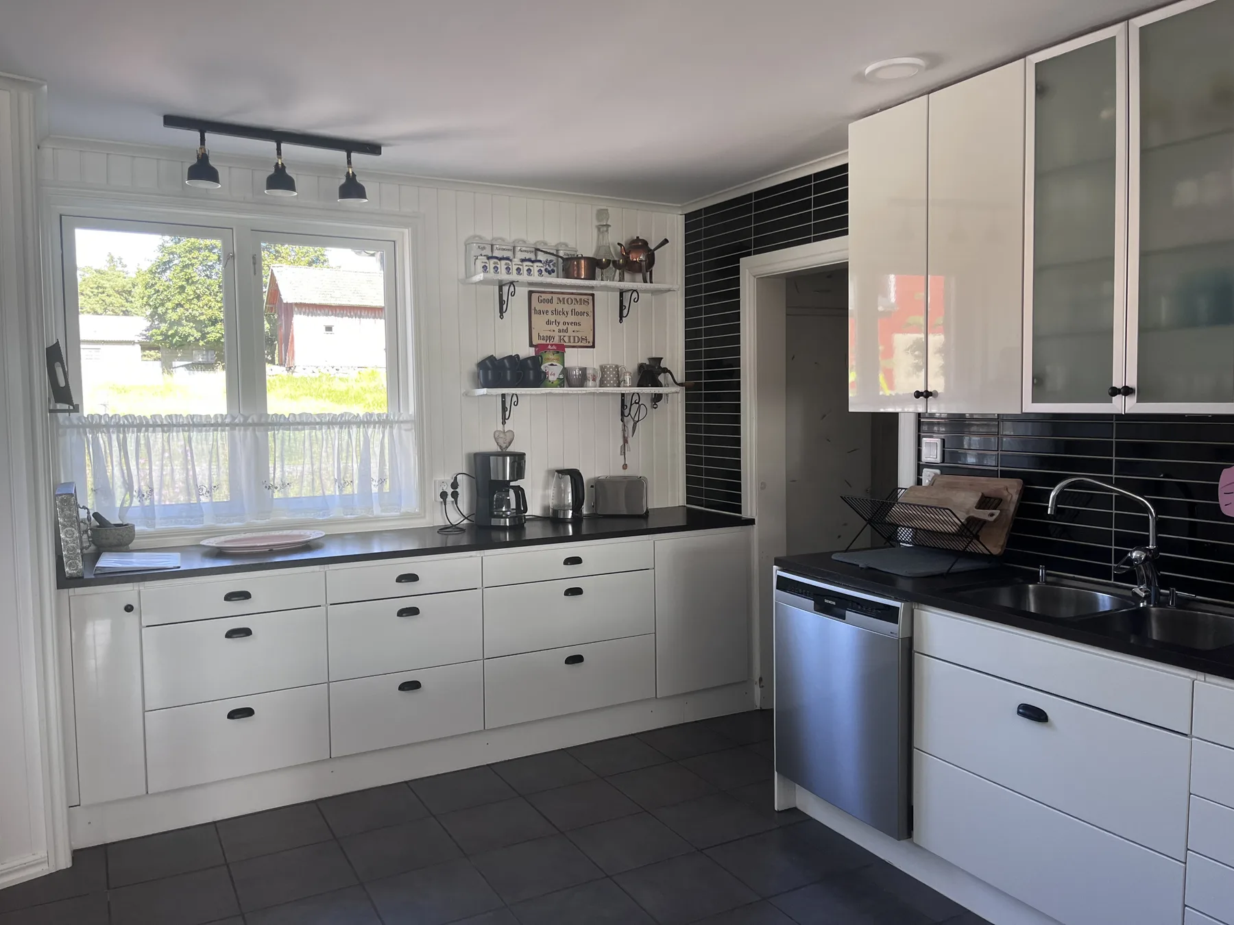 Villa with pool & lake view near Svanesund | SE09167