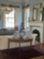 Espacio representativo del hotel: Una sala de estar con asientos alrededor de una mesa de centro y una chimenea.