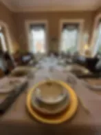 Espacio representativo del hotel: Un comedor con luz tenue y una mesa redonda en primer plano.