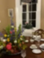 Espacio representativo del hotel: Un comedor con un arreglo floral y la mesa puesta.