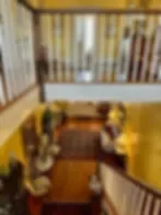 Espacio representativo del hotel: Un descanso de escalera da al área de asientos de abajo.