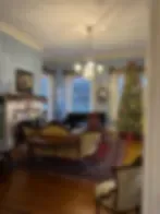 Espacio representativo del hotel: Una sala de estar con asientos, una alfombra y una ventana.