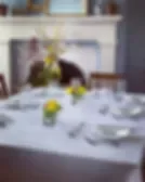 Espacio representativo del hotel: Comedor con una mesa puesta con platos y flores.
