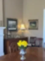 Espacio representativo del hotel: Una habitación de hotel con mesa, asientos y televisor.