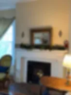 Espacio representativo del hotel: Una sala de estar con chimenea y asientos.