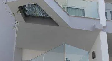 Representative hotel space: A modern building facade with angular white walls and glass balcony panels.