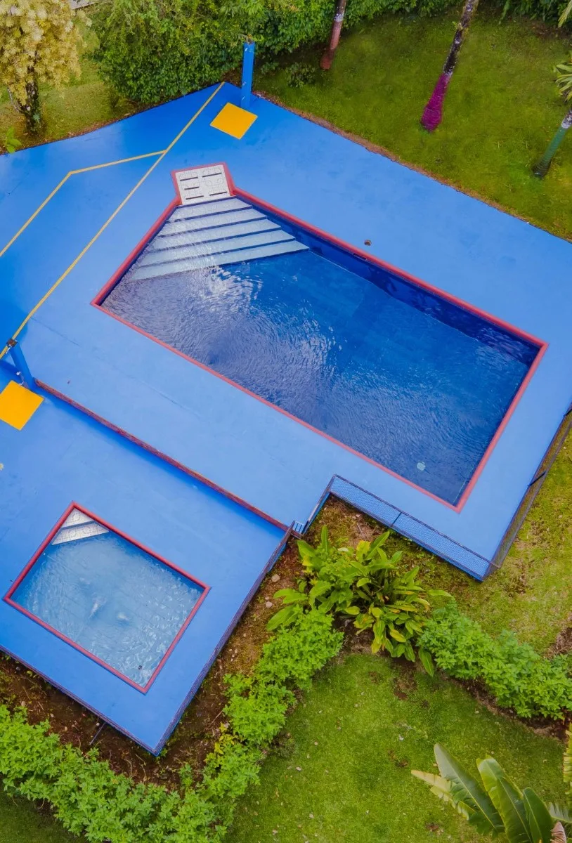 Espacio representativo del hotel: Una piscina al aire libre con una piscina pequeña contigua en un jardín ajardinado.