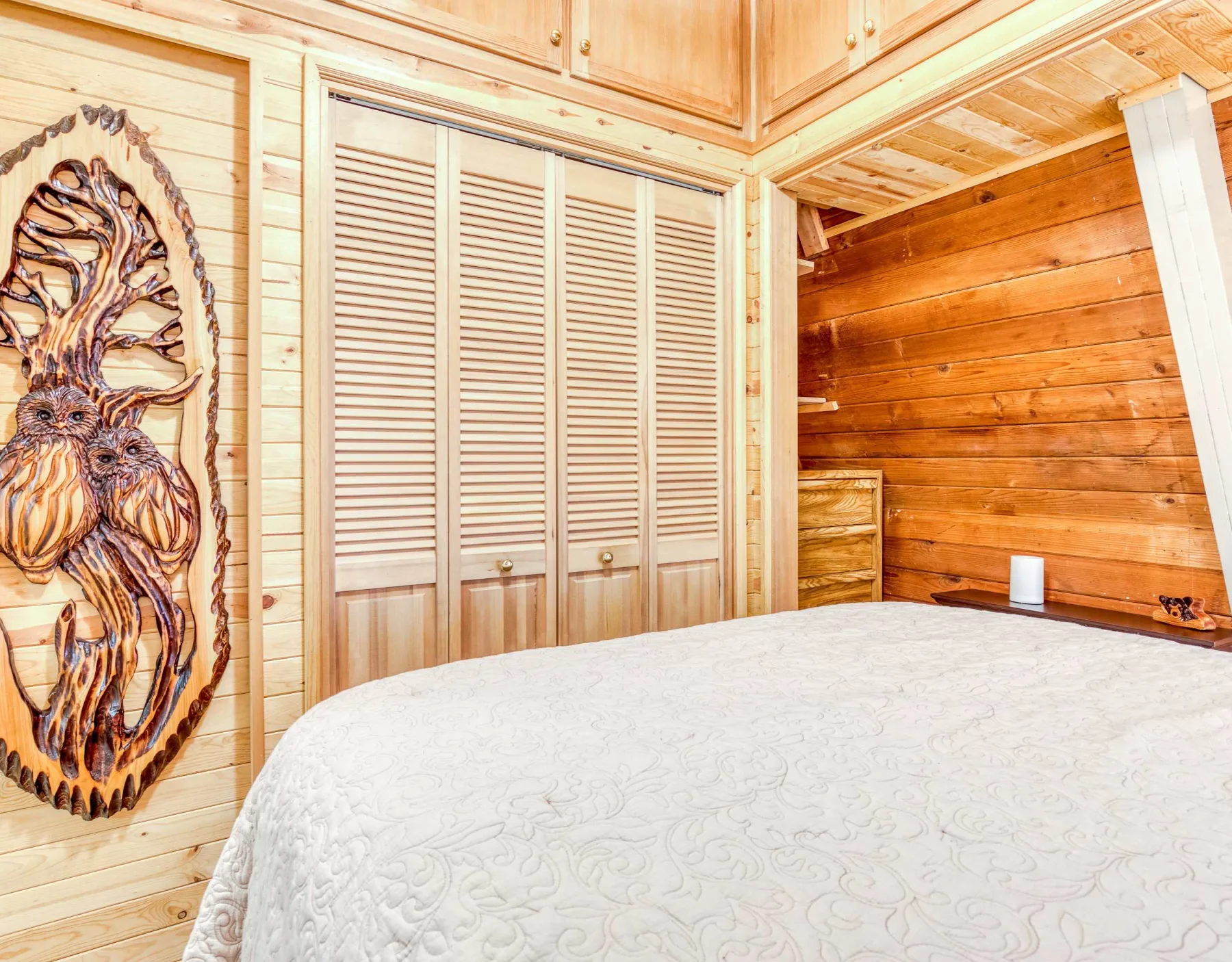 Un dormitorio con una cama grande y armarios empotrados de madera.
