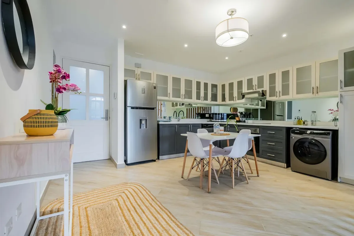 Luxury 1BR in Casco Antiguo w/ Balcony & View