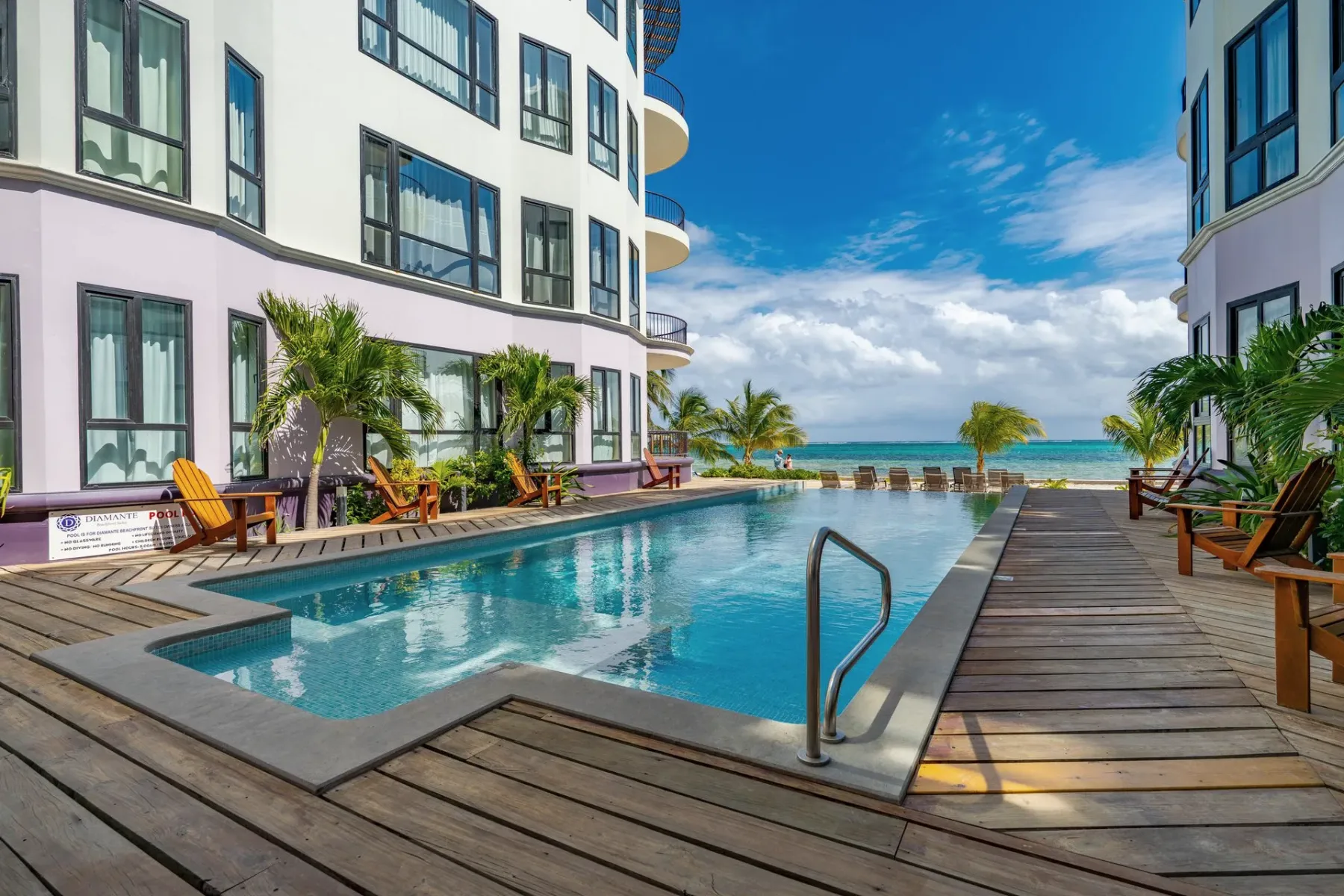 Espacio representativo del hotel: Una piscina entre edificios modernos, con asientos junto a la terraza.