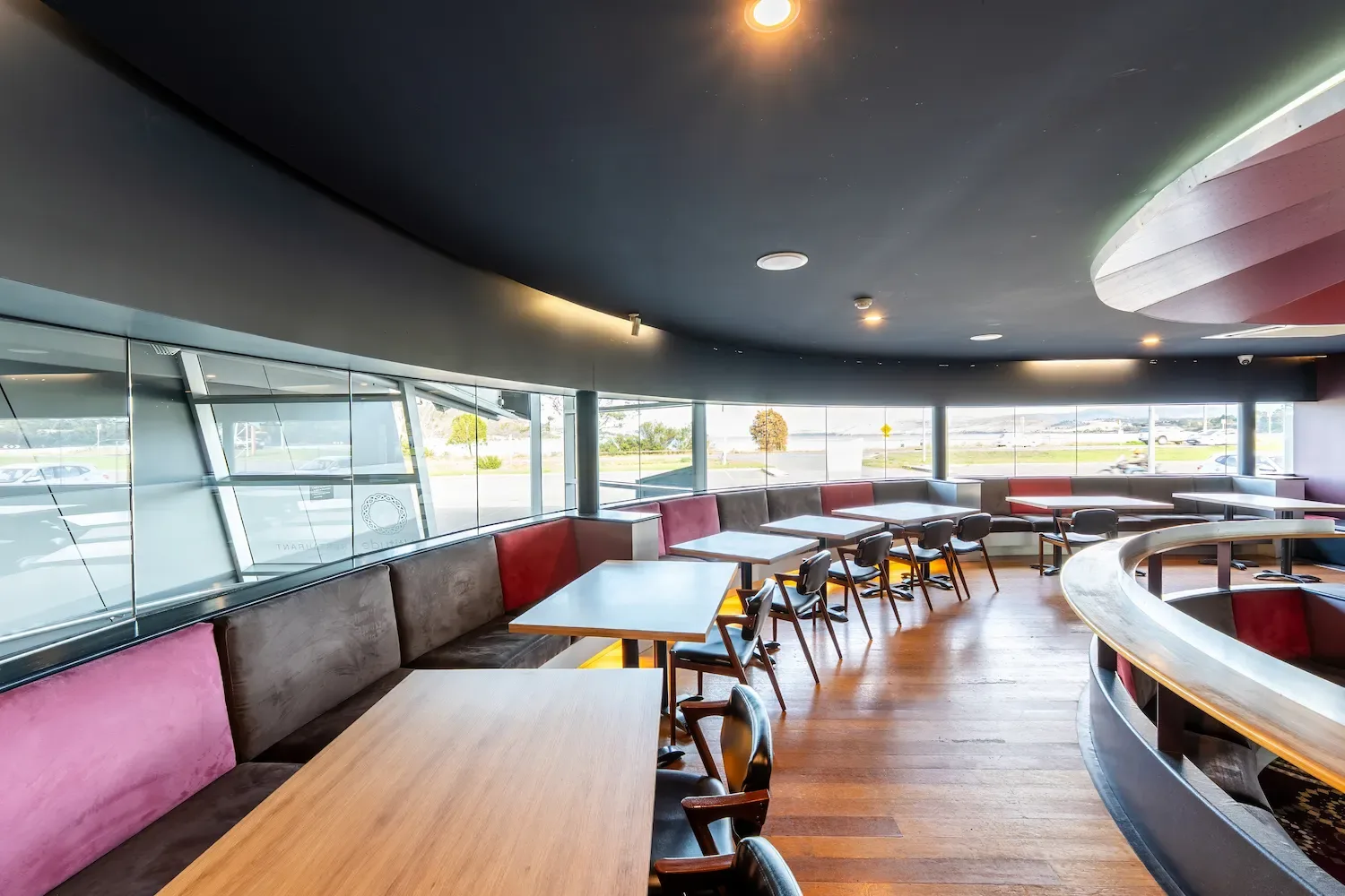 Espacio representativo del hotel: Un comedor con mesas, asientos y grandes ventanales.