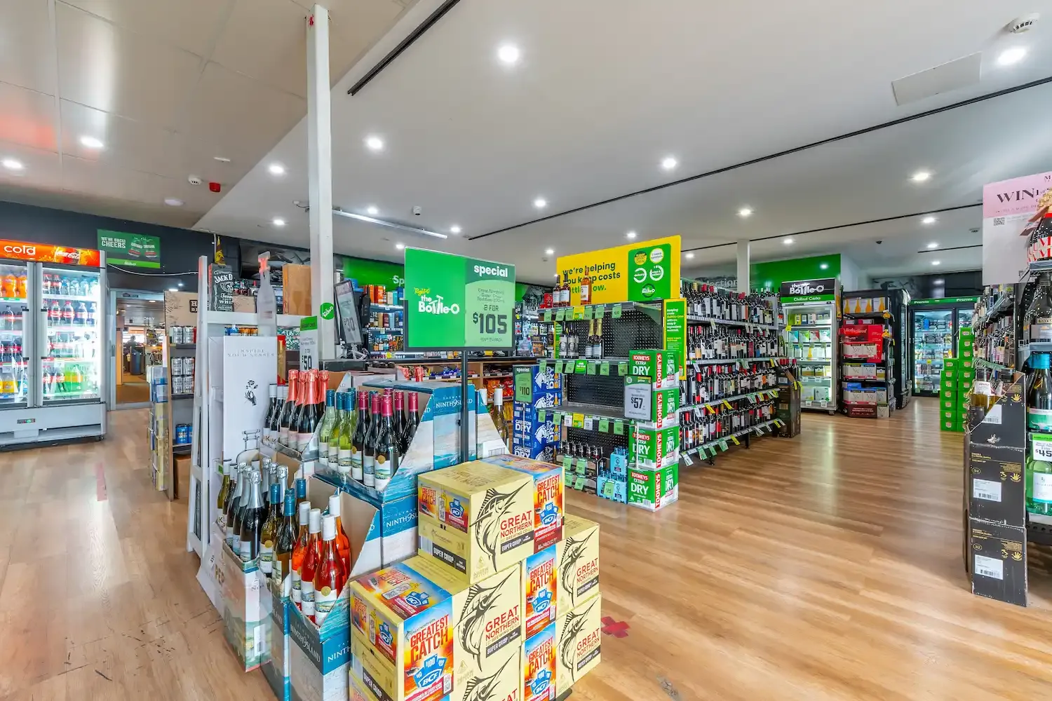Espacio representativo del hotel: Interior de una tienda de conveniencia con estantes surtidos y refrigeradores de bebidas.