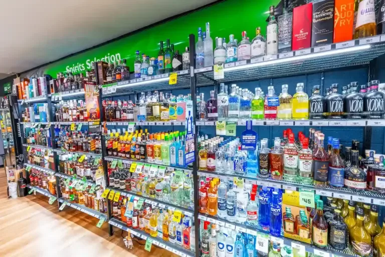 Espacio representativo del hotel: Un pasillo de bebidas muestra filas de botellas en los estantes.
