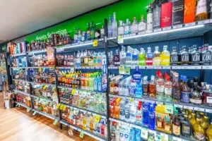 Espacio representativo del hotel: Un expositor de tienda con estantes de botellas variadas y productos envasados.