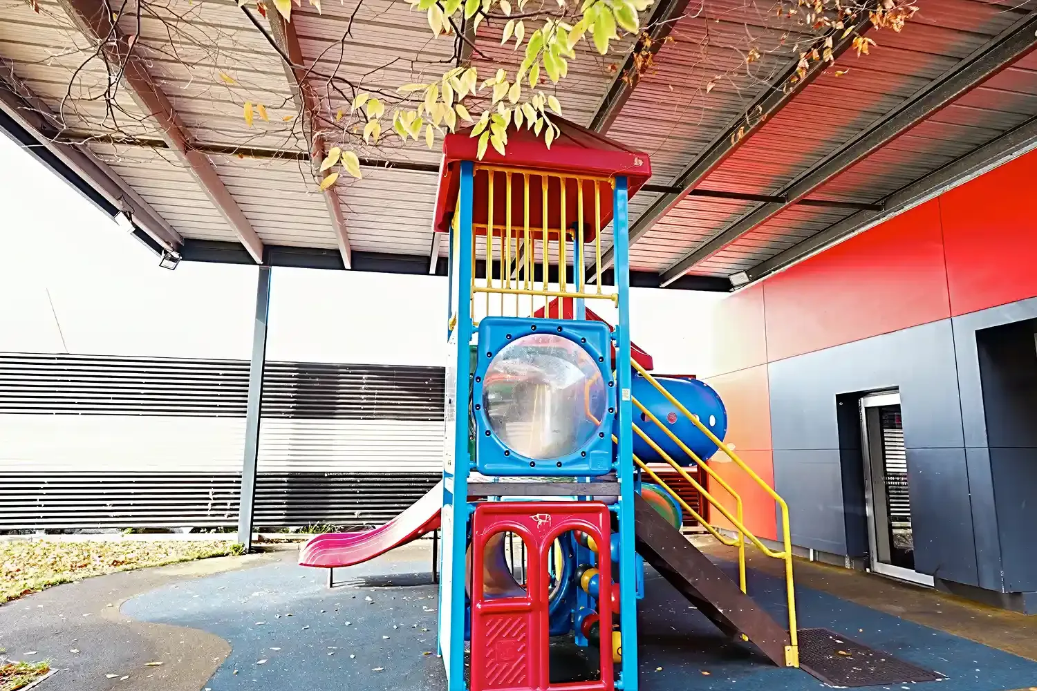 Espacio representativo del hotel: Una colorida zona de juegos interior con una estructura para trepar y toboganes.