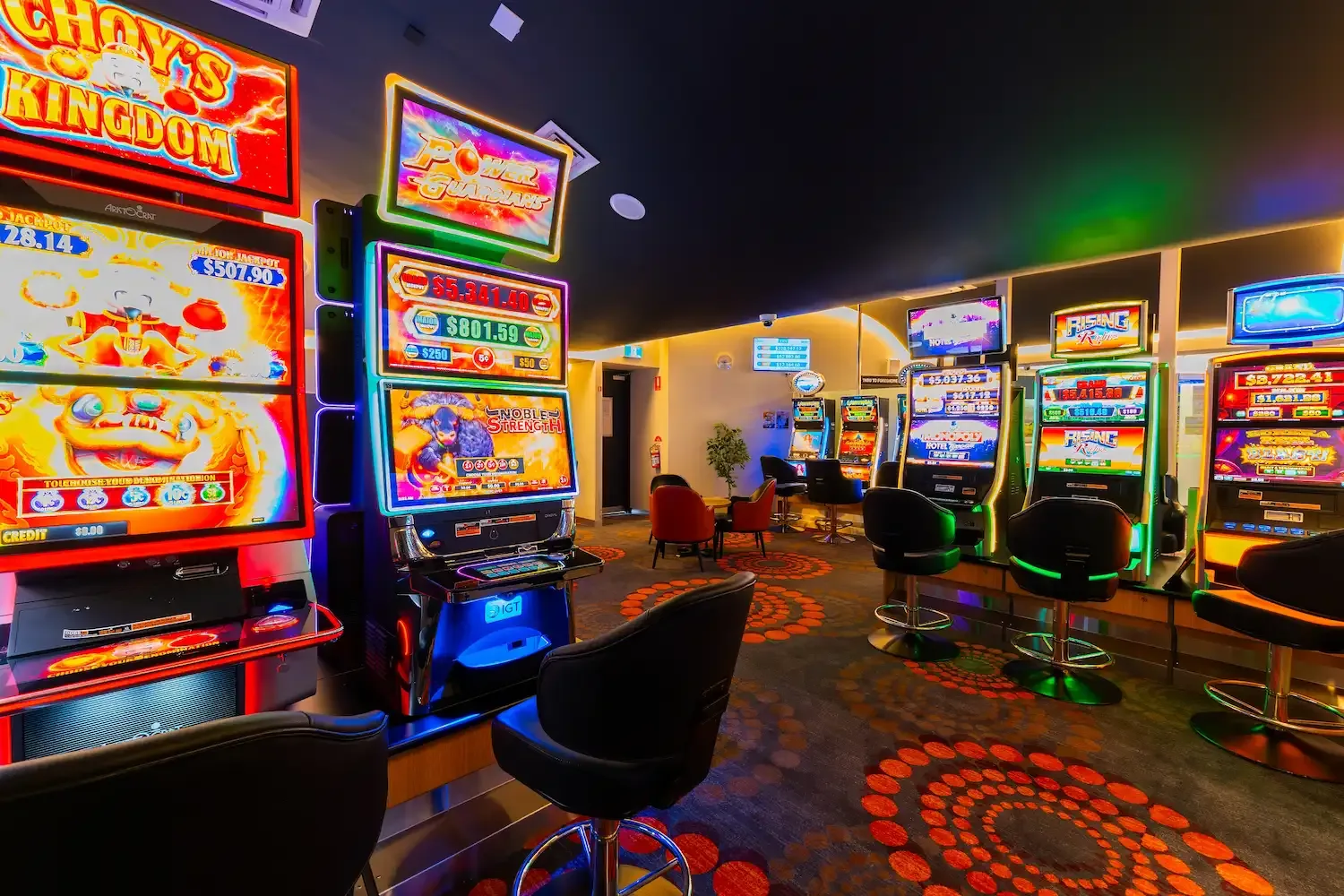 Espacio representativo del hotel: Una sala de videojuegos con máquinas coloridas y asientos.
