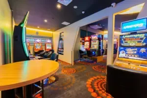 Espacio representativo del hotel: Una zona de juegos del hotel tiene videojuegos y una mesa redonda.