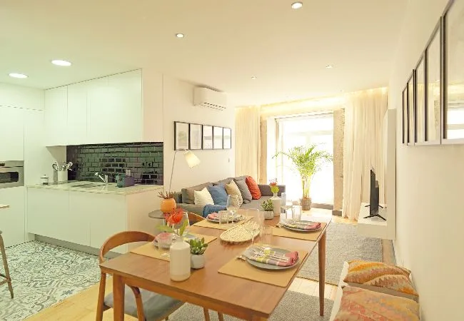 Una luminosa sala de estar y cocina de concepto abierto con mesa de comedor y asientos.