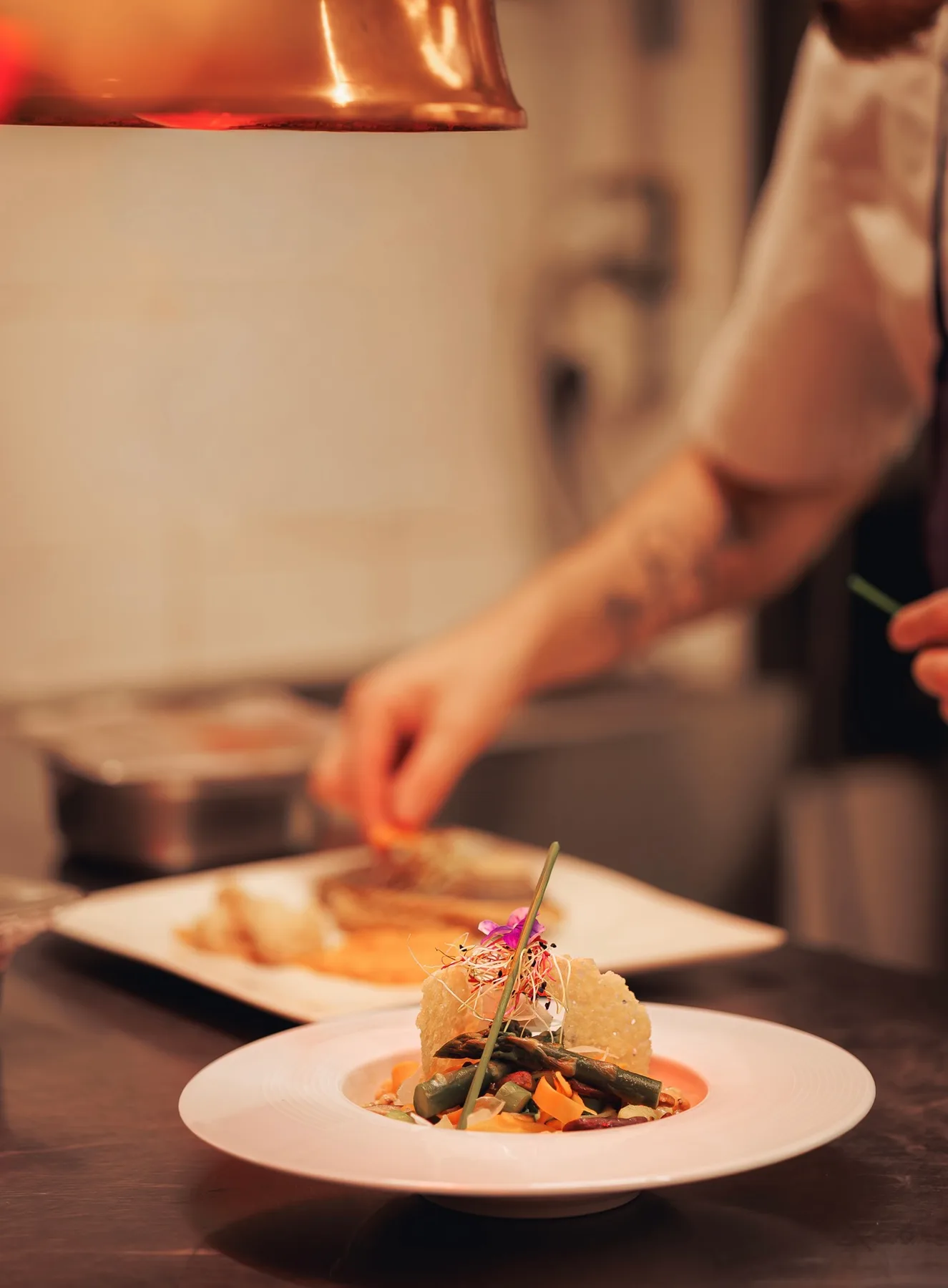 Espacio representativo del hotel: Se está decorando un plato en una encimera de cocina.