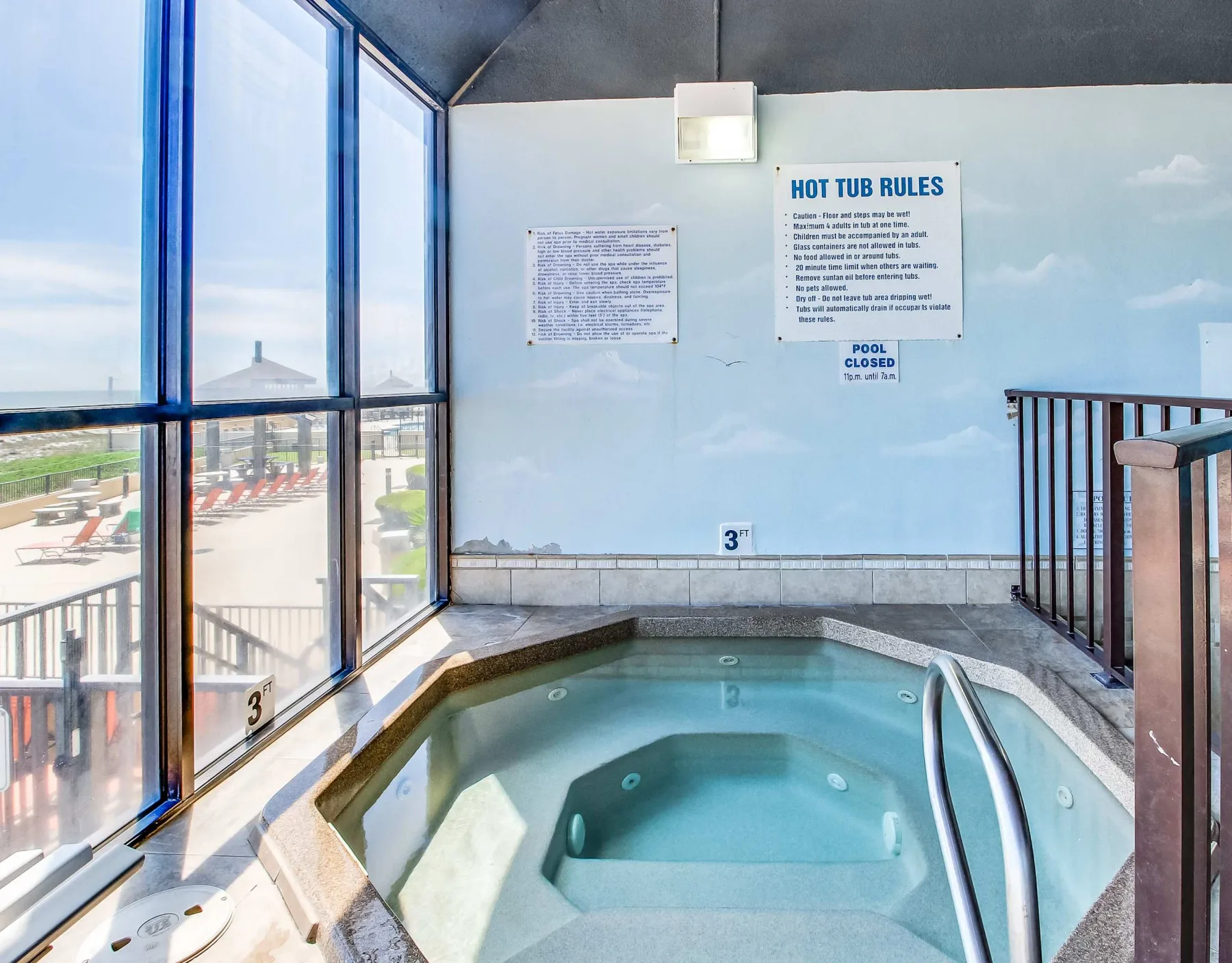 Zona común: Una bañera de hidromasaje interior junto a grandes ventanas.
