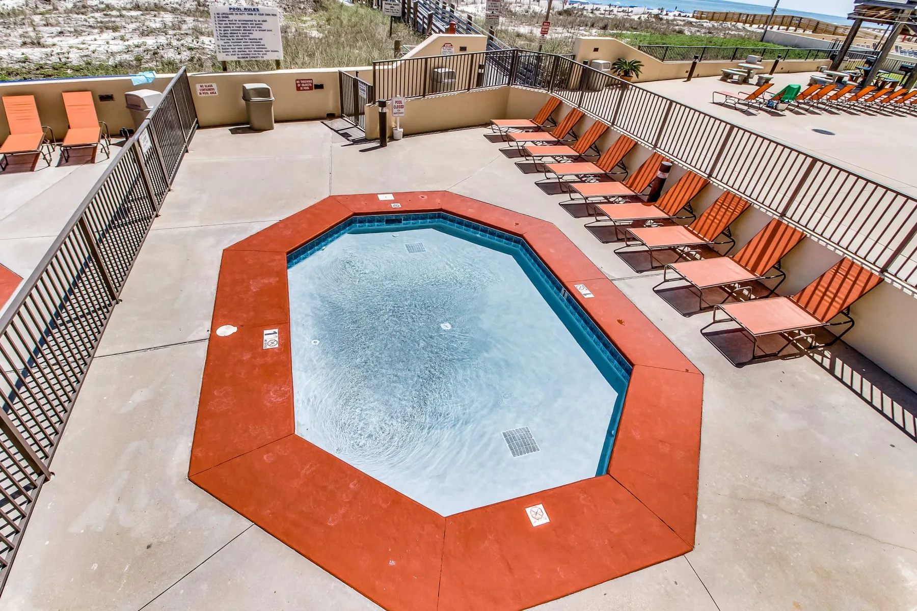Zona común: Una piscina al aire libre con tumbonas dispuestas alrededor de la terraza.