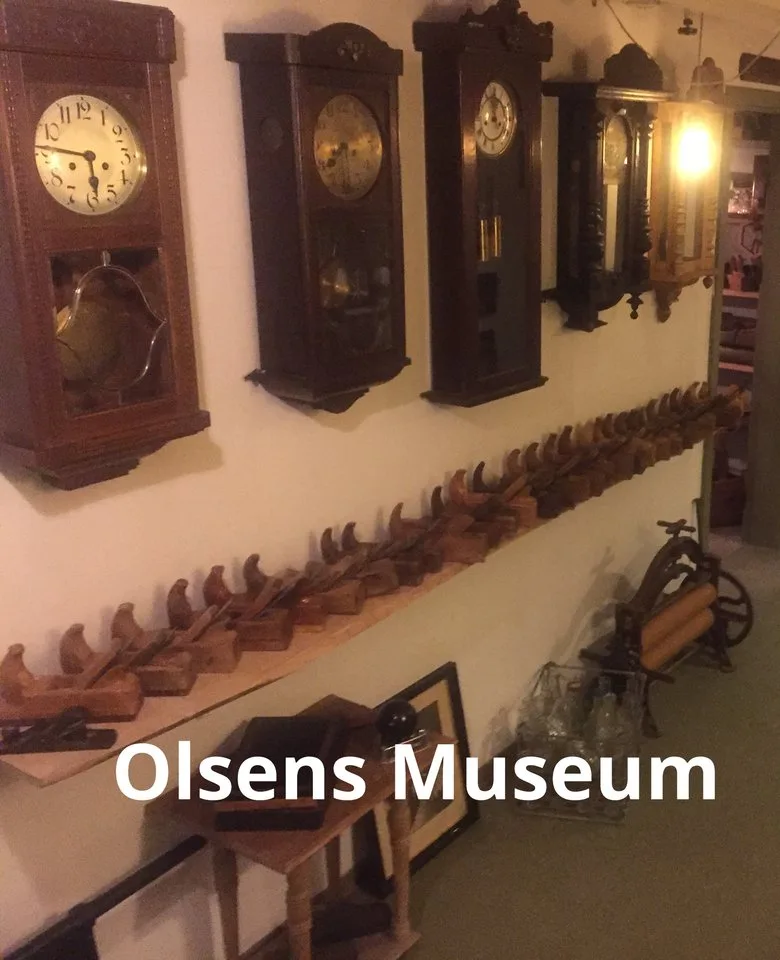 Espacio representativo del hotel: Una exposición de museo muestra relojes antiguos de pared y una fila de herramientas de madera.