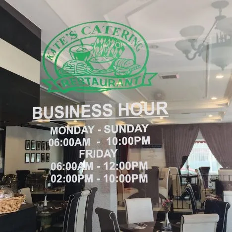 Espacio representativo del hotel: Un comedor de restaurante con mesas, sillas y cortinas junto a las ventanas.