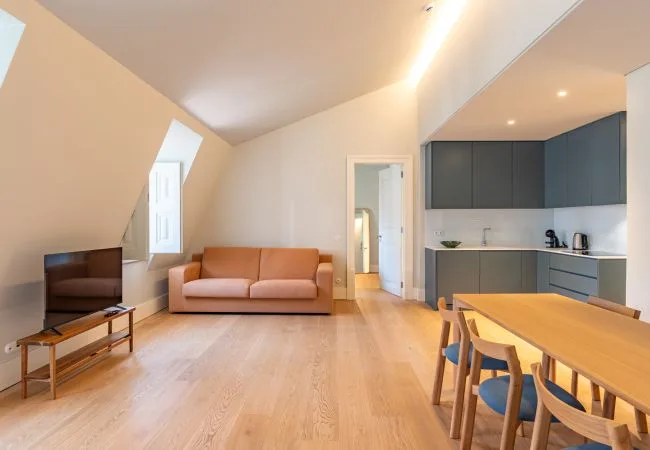 Una luminosa sala de estar y comedor da a una cocina compacta.