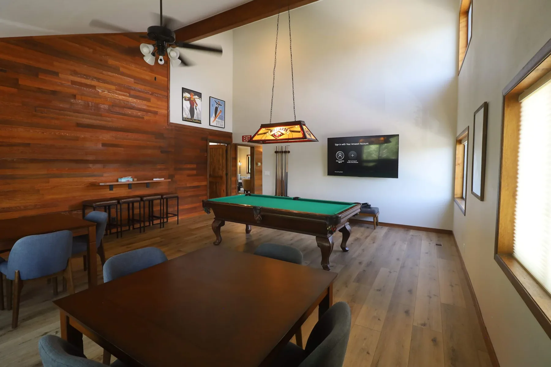 Zona común: Sala de juegos con una mesa de billar y una mesa de comedor.