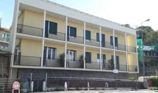 Espacio representativo del hotel: Edificio de varias plantas con filas de balcones y ventanas.