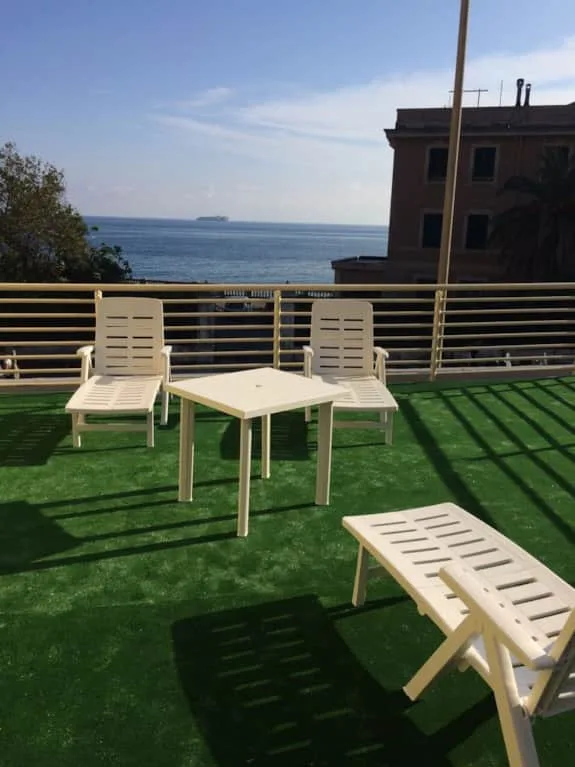 Espacio representativo del hotel: Una terraza en la azotea con asientos al aire libre tiene vistas al mar.