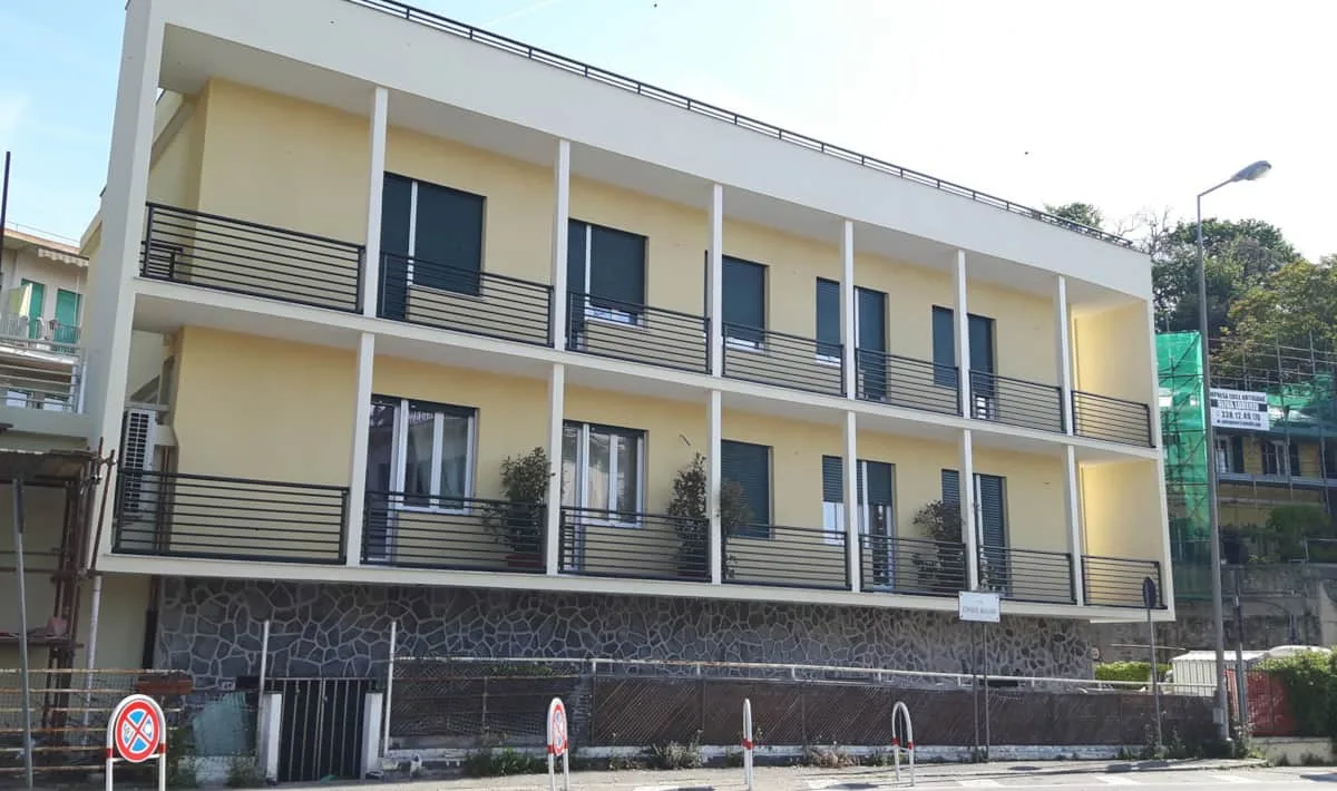 Espacio representativo del hotel: Fachada de un edificio moderno con filas de balcones y ventanas.