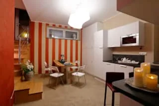Espacio representativo del hotel: Comedor con una mesa y sillas junto a una encimera de cocina.